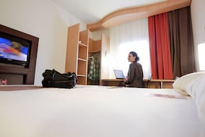 Quarto casal, 1 cama de casal | Escrivaninha, cortinas blackout, quartos à prova de som