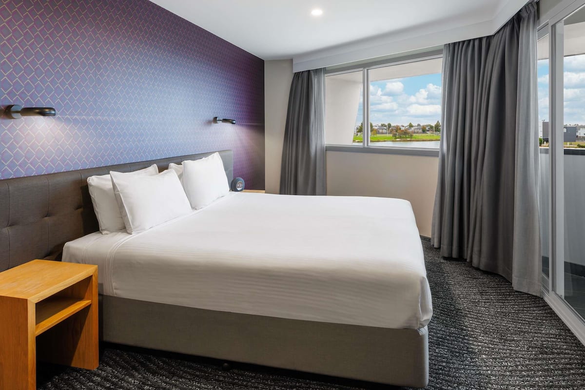 Privilege Corner Suite King Bed Room | Minibar, in-room safe, desk, iron/ironing board