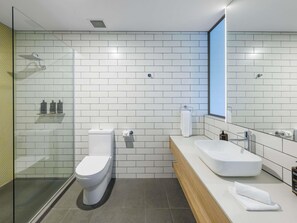 Minibar, in-room safe, desk, iron/ironing board - Mercure Melbourne Caroline Springs (Caroline Springs)