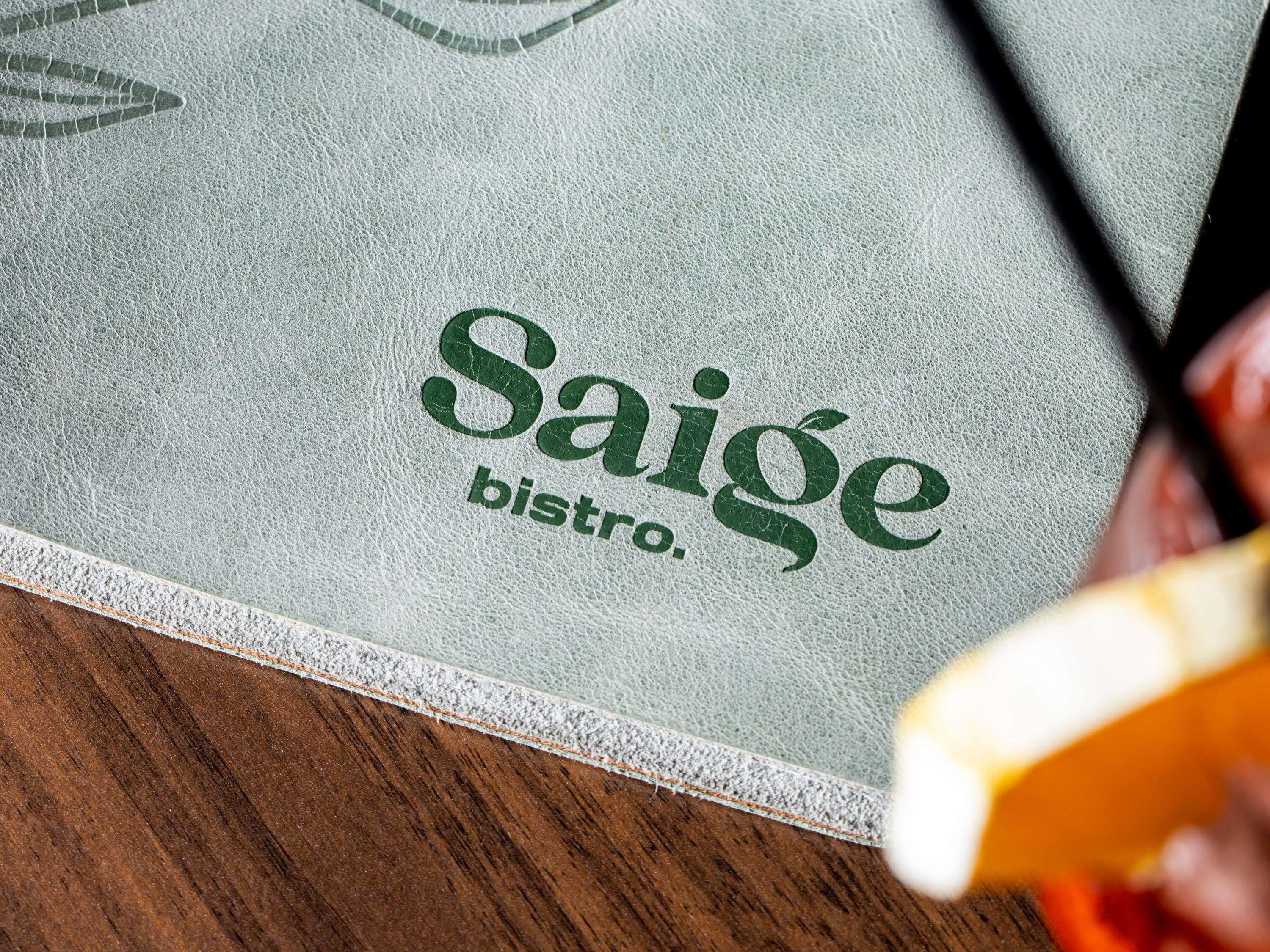 Primer plano de una superficie texturizada con la inscripción 'Saïe bistro'.