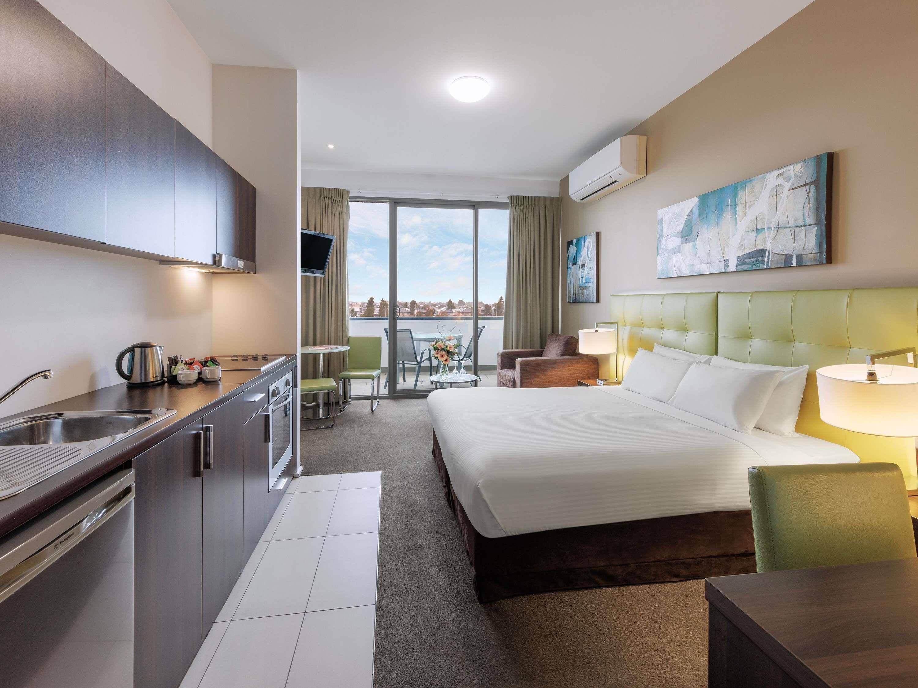 Studio, 1 King Bed, Balcony | Minibar, in-room safe, desk, iron/ironing board