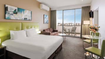 Standard Room, 1 King Bed, Balcony | Minibar, in-room safe, desk, iron/ironing board