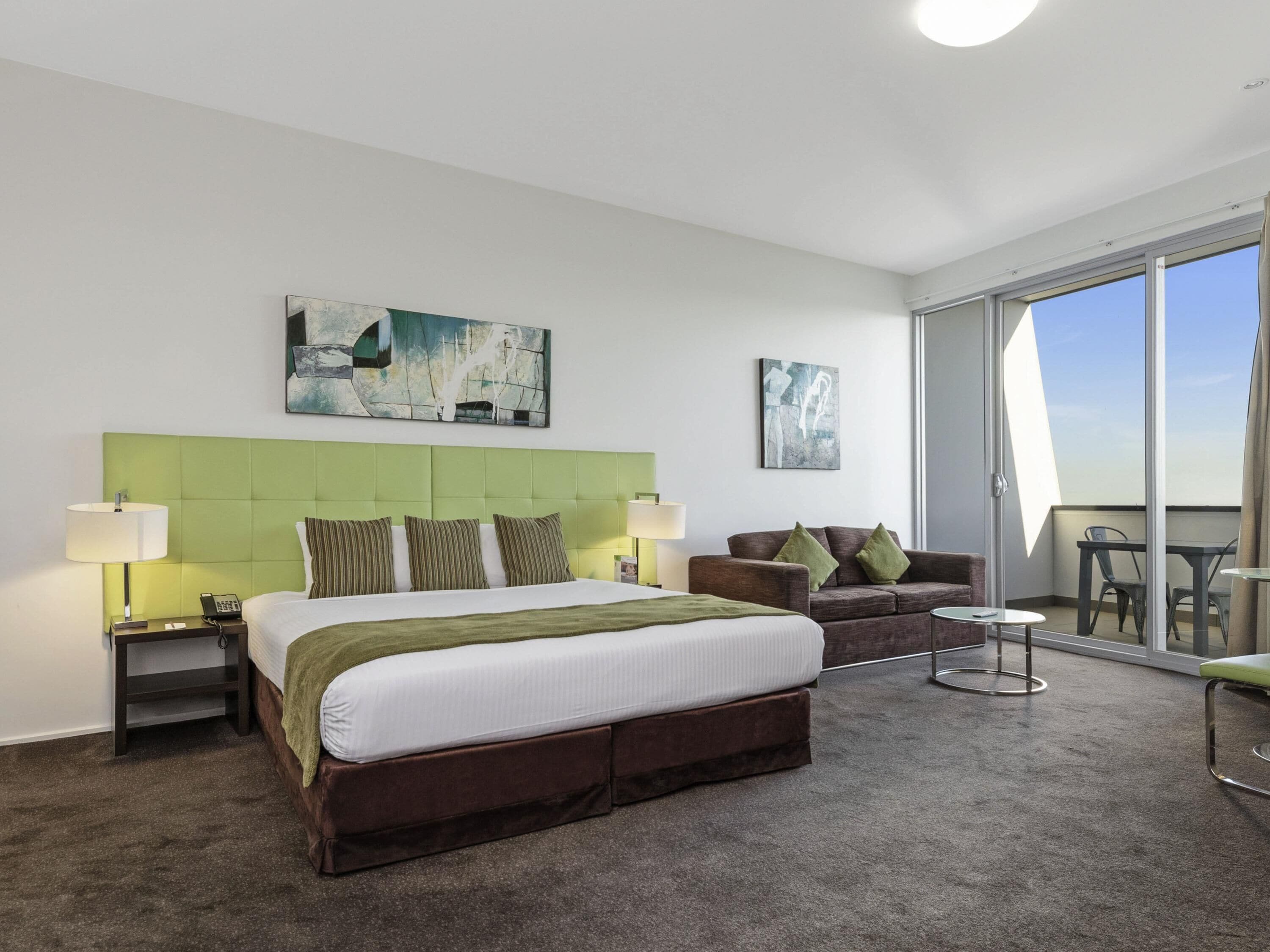 Minibar, Zimmersafe, Schreibtisch, Bügeleisen/Bügelbrett