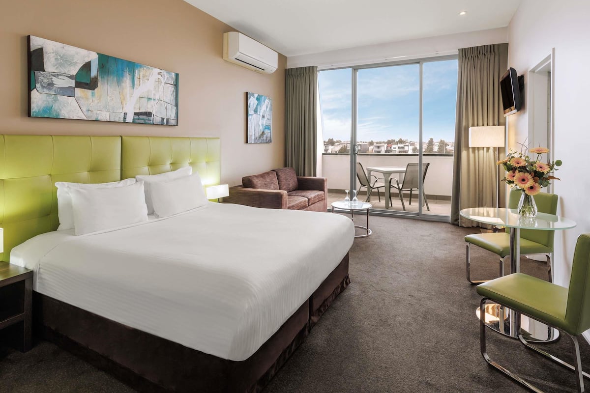 Standard Room, 1 King Bed, Balcony | Minibar, in-room safe, desk, iron/ironing board