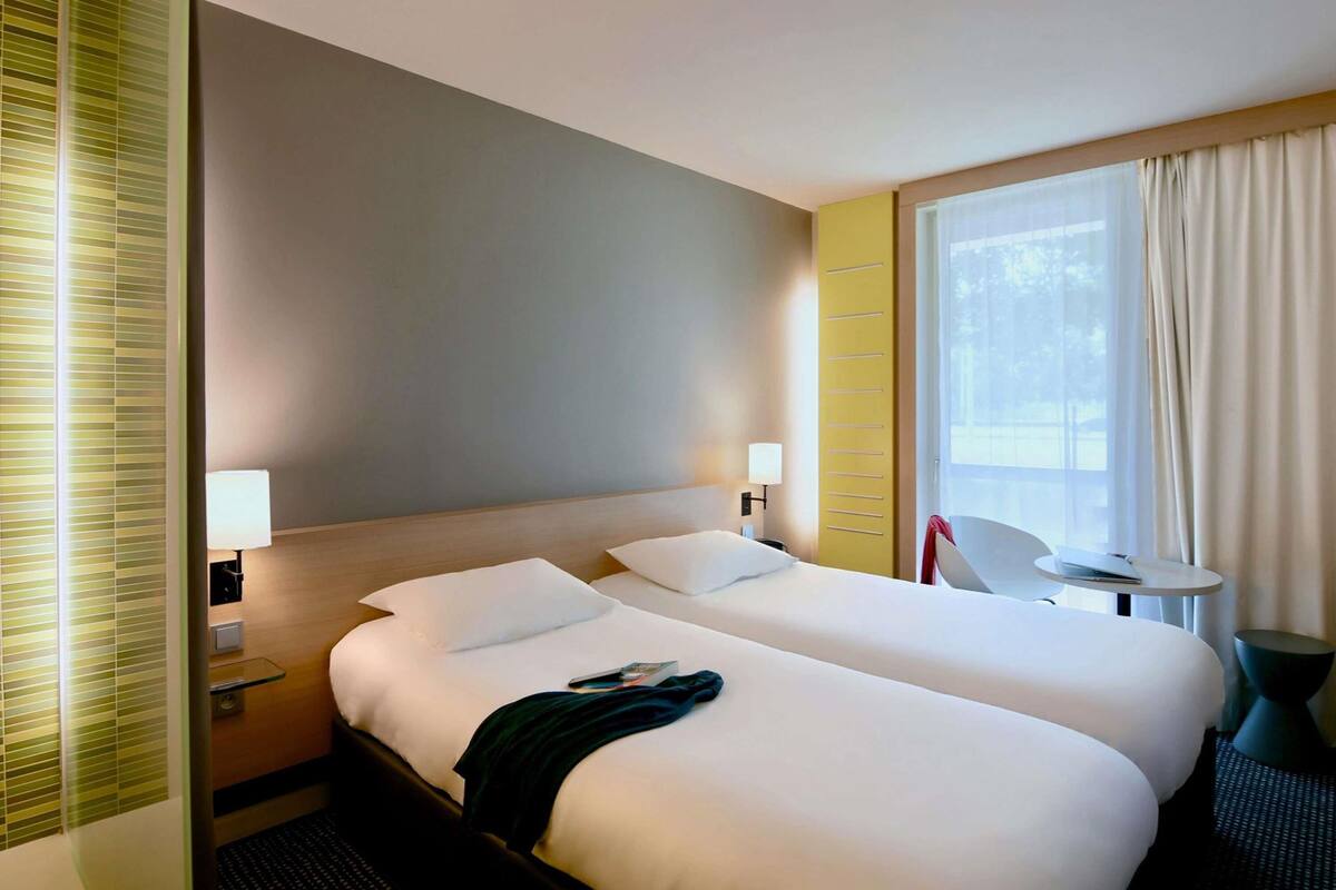 Standard Room, 2 Twin Beds | Desk, soundproofing, free cribs/infant beds, free WiFi