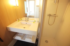 Chambre standard avec 2 lits simples | Salle de bain | Ensemble douche/baignoire, articles de toilette écologiques