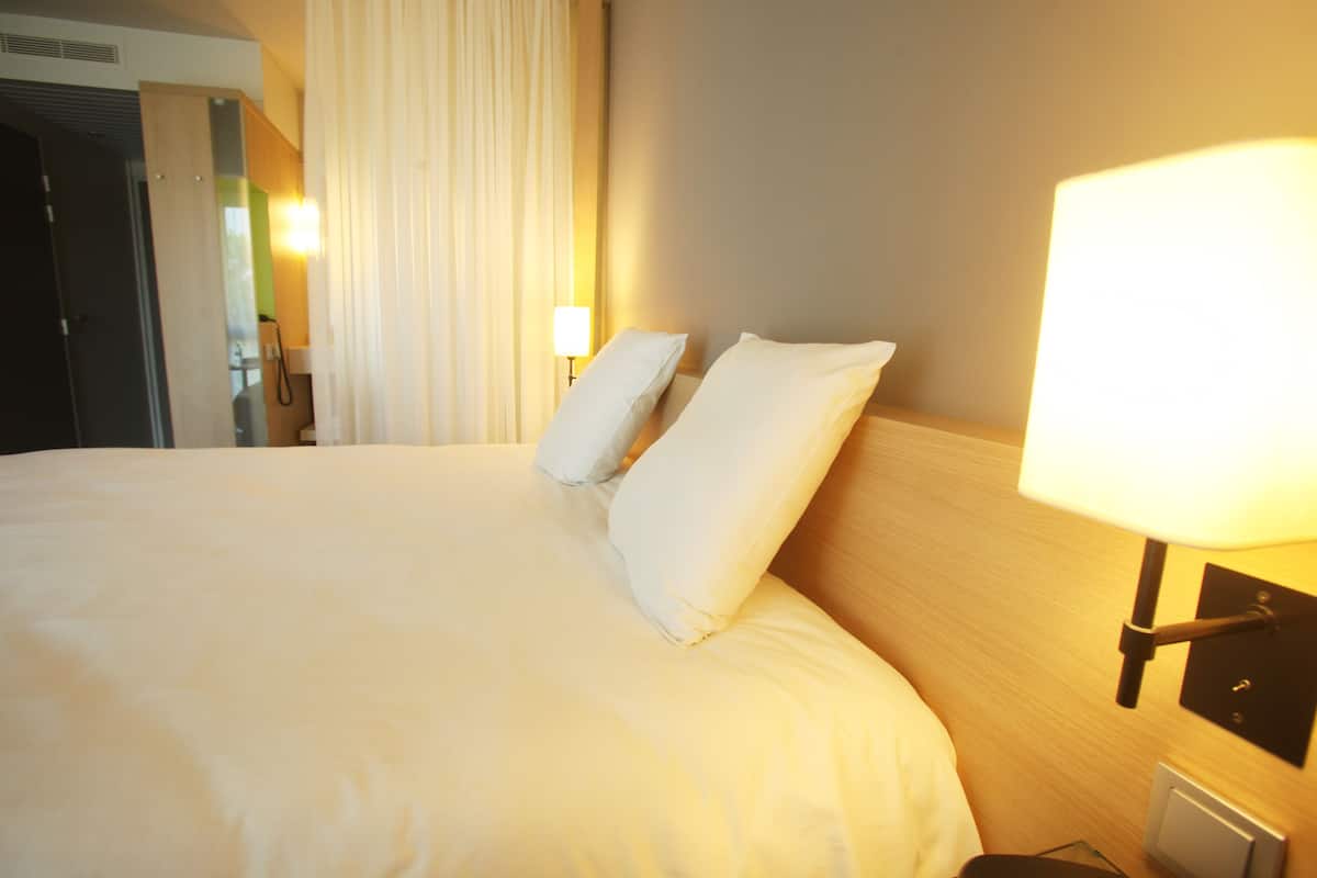 standard room, 1 double bed | desk, soundproofing, free cots/infant beds, free wifi