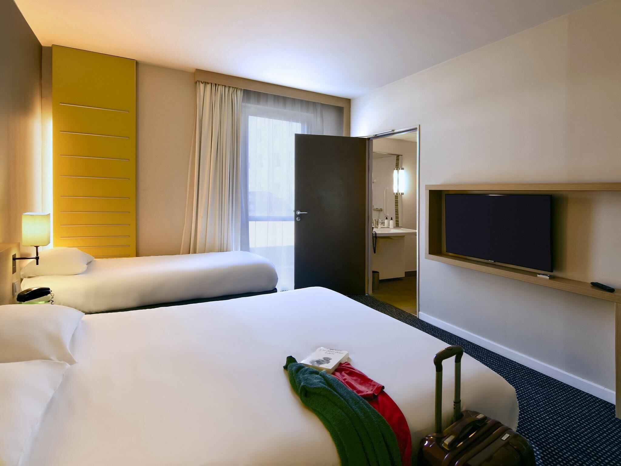 Chambre Standard, plusieurs lits | Bureau, chambres insonorisées, lits bébé (gratuits), Wi-Fi gratuit