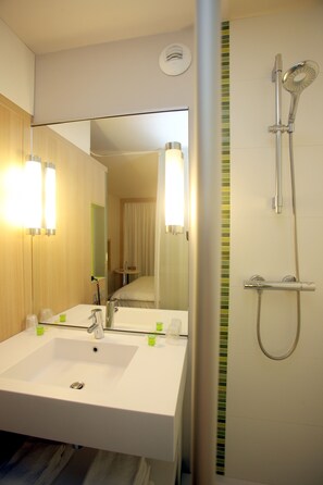 Habitación estándar, 1 cama doble | Baño | Ducha y bañera combinadas y artículos de higiene personal ecológicos