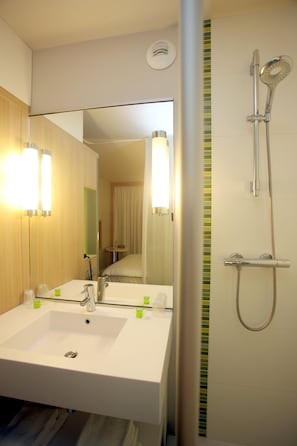 Chambre Standard, 1 lit double | Salle de bain | Ensemble douche/baignoire, articles de toilette écologiques