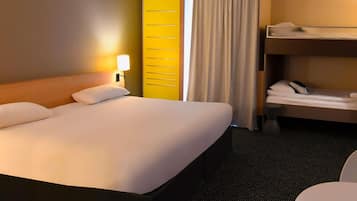 Desk, soundproofing, free cribs/infant beds, free WiFi