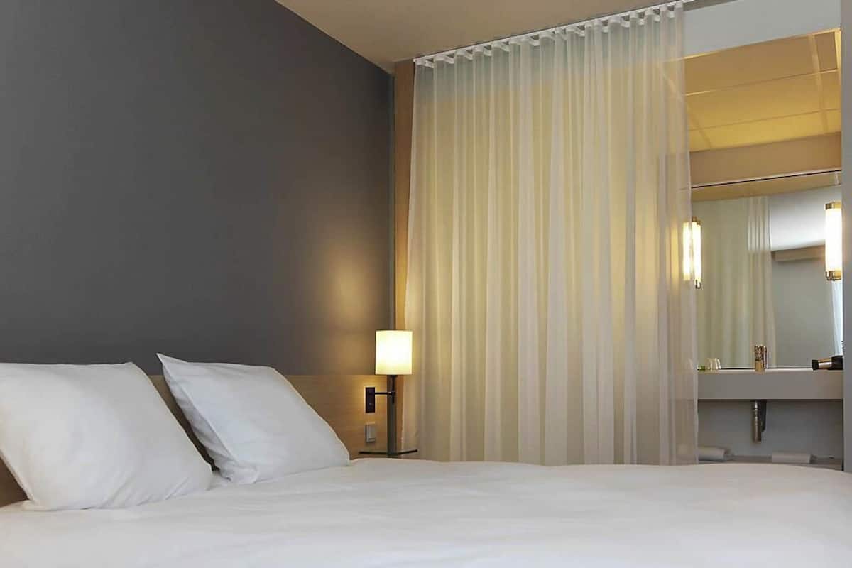 standard room, 1 double bed | desk, soundproofing, free cots/infant beds, free wifi