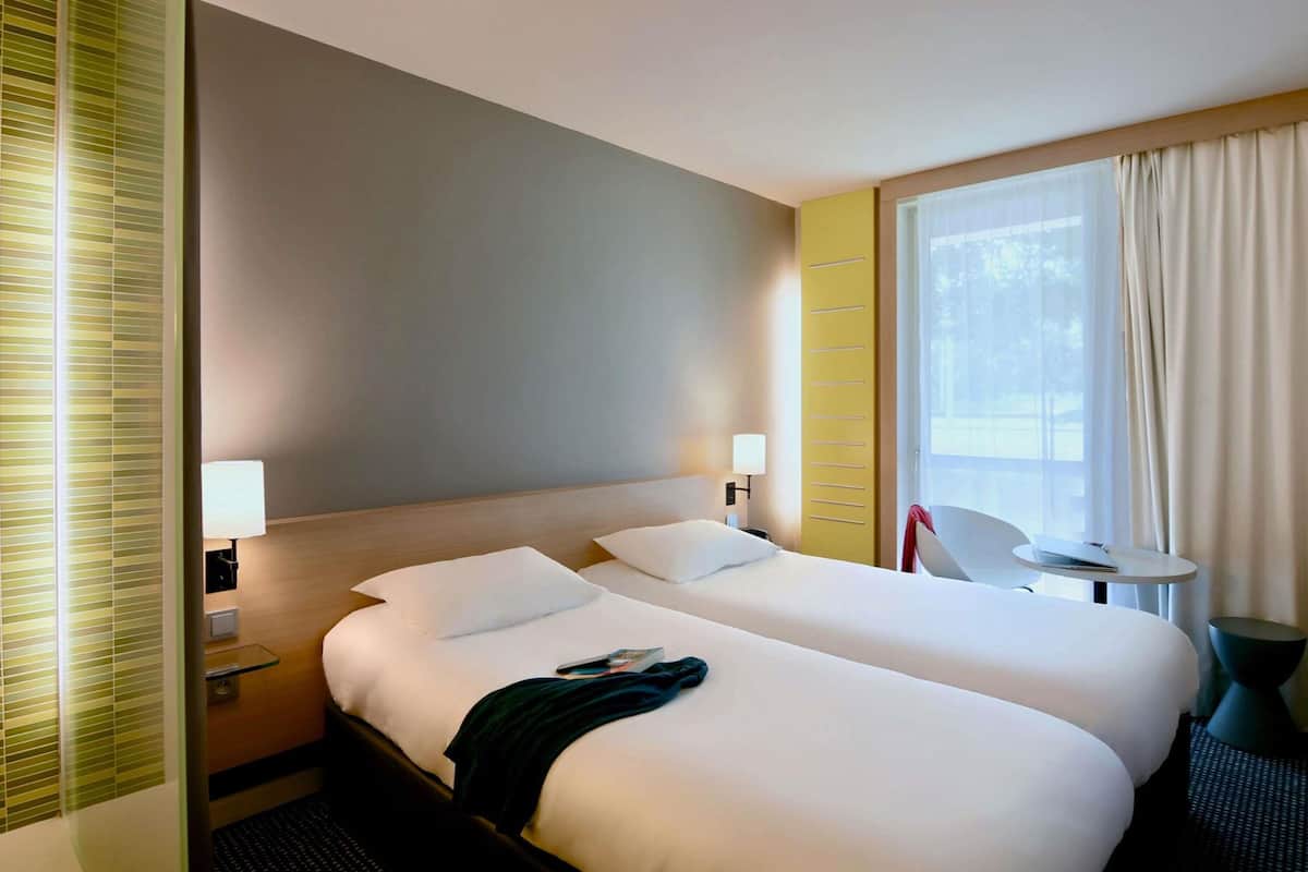 Standard Room, 2 Twin Beds | Desk, soundproofing, free cribs/infant beds, free WiFi
