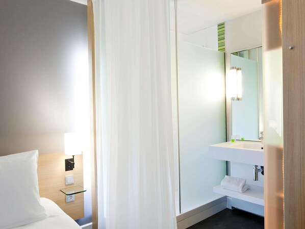 Habitación estándar, 2 camas individuales | Escritorio, sistema de insonorización, cunas gratuitas y wifi gratis