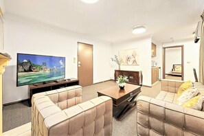 Deluxe Marble Spa Suite | Living area | 32-inch LCD TV with digital channels, TV - Eltham Gateway Hotel (Eltham)