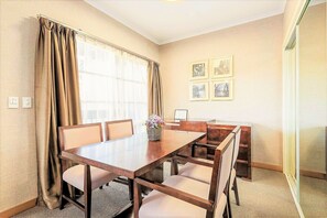 Hillview Spa Suite with Two Queen Beds | Blackout drapes, soundproofing, iron/ironing board, free WiFi - Eltham Gateway Hotel (Eltham)