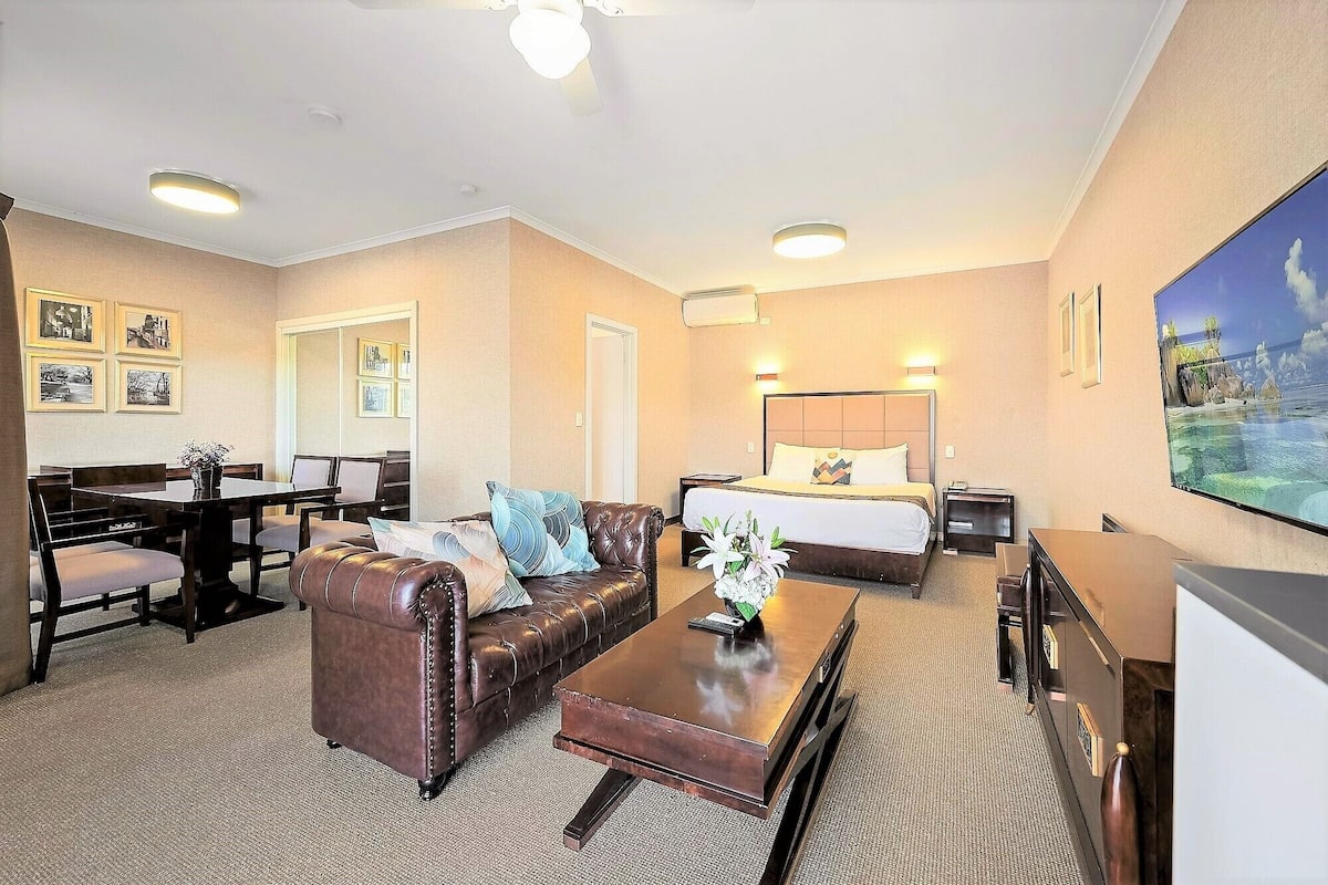 Hillview Spa Suite with One King Bed | 2 bedrooms, blackout drapes, soundproofing, iron/ironing board