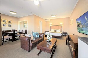 Hillview Spa Suite with One King Bed | Blackout curtains, soundproofing, iron/ironing board, free WiFi - Eltham Gateway Hotel (Eltham)