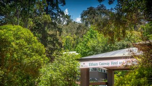 The Eltham Gateway Hotel and Conference Centre with a covered entrance and lush greenery surrounding it. - Eltham Gateway Hotel (Eltham)