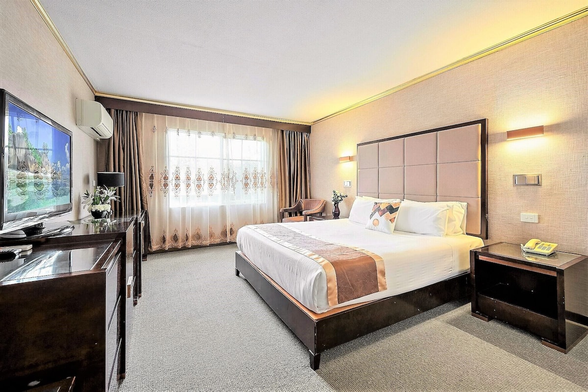 Deluxe Hotel Room with One King Bed | 2 bedrooms, blackout drapes, soundproofing, iron/ironing board