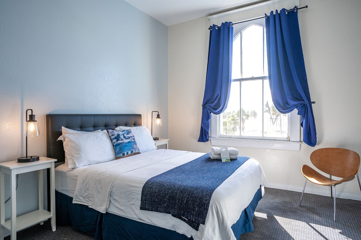 Double Room Ensuite with Sea View | In-room safe, free WiFi, bed sheets