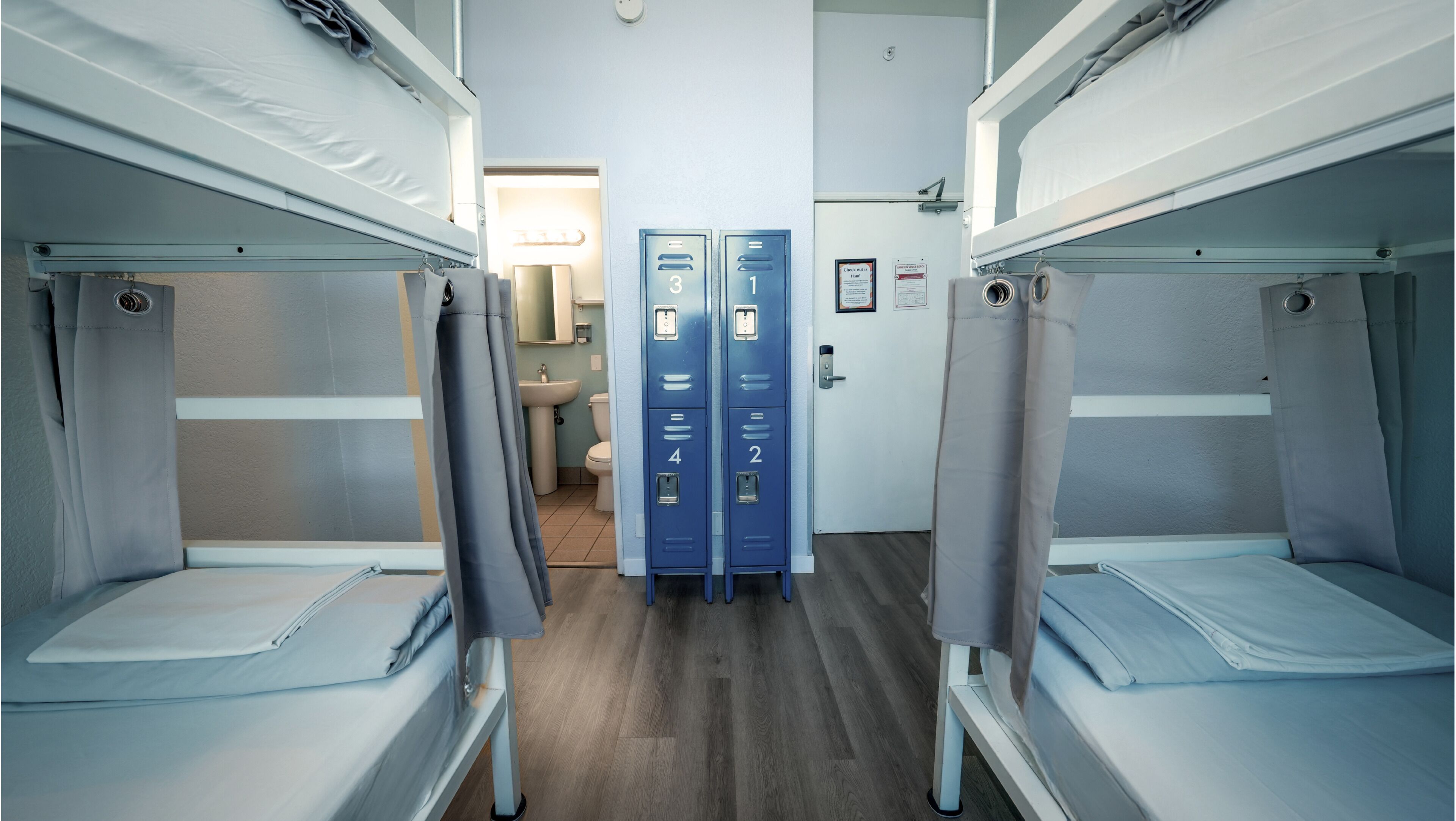 セ  ーフティボックス (室内)、WiFi (無料)、ベッドシーツ