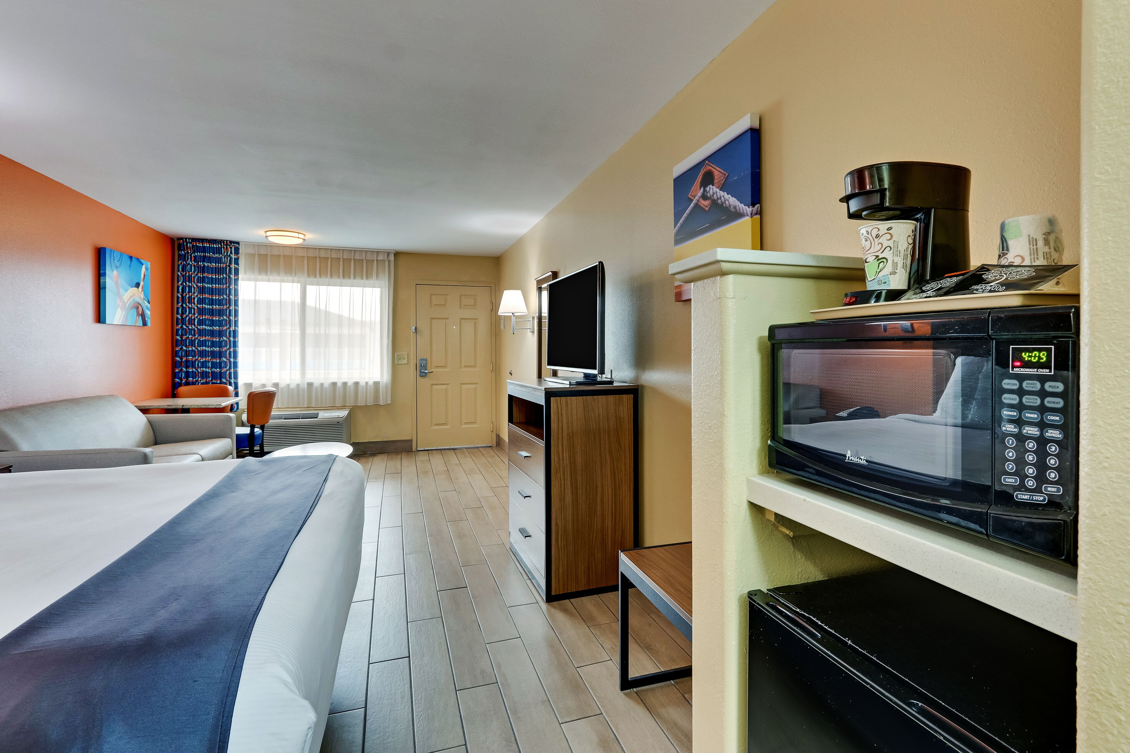 standard room, 1 king bed | iron/ironing board, bed sheets, wheelchair access