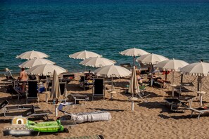 Plage, chaises longues, parasols, serviettes de plage