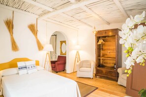 Suite, terras | Bedden met traagschuimmatras, een minibar, een kluis op de kamer