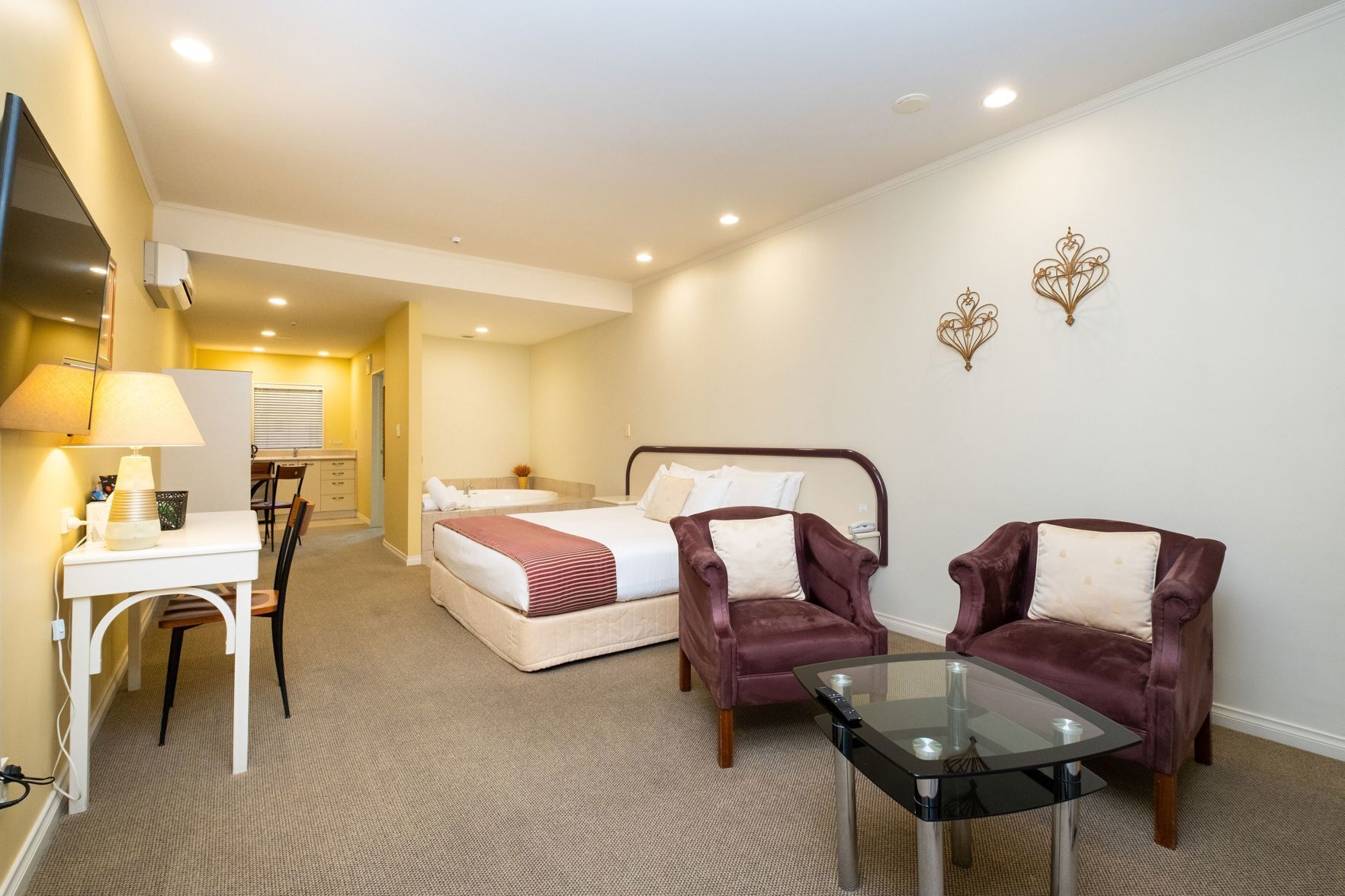 Sábanas de algodón egipcio, ropa de cama de alta calidad y minibar 