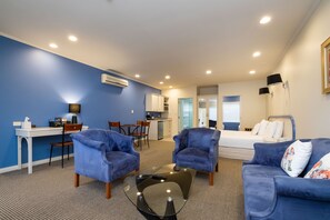 42-inch Smart TV with digital channels, TV, Netflix - Motel de la Mer (Napier)