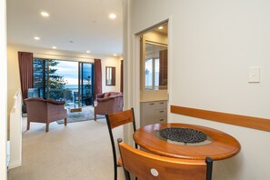 Penthouse Apartment | Private kitchenette | Fridge, microwave, stovetop, coffee/tea maker - Motel de la Mer (Napier)