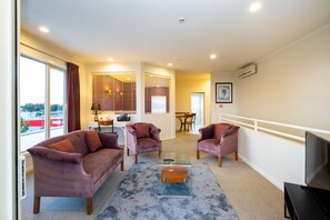 Living area - Motel de la Mer (Napier)
