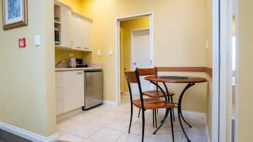 Appartement (Penthouse) | Coin cuisine privé | Réfrigérateur, micro-ondes, plaque de cuisson, cafetiÚre/bouilloire