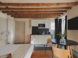 Studio (Atico) | Private kitchen | Fridge, microwave, stovetop, espresso maker - Casa Solayme Vitória (Lisbon)