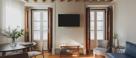 Kamer, 1 slaapkamer (Twin) | Woonruimte | Flatscreentelevisie