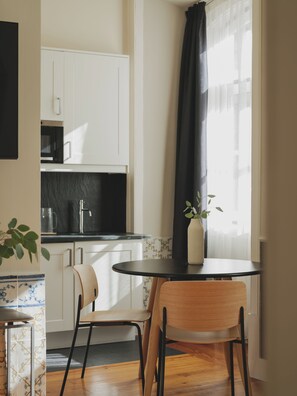 标准房 | 私人厨房 | 冰箱、微波炉、炉灶、意式浓缩咖啡机