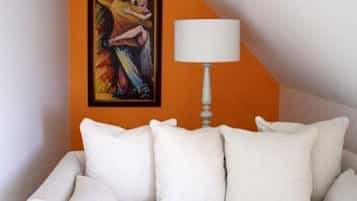 Comfort Room | Living area | Flat-screen TV