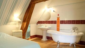 Standard Double Room | Bathroom | Free toiletries, hair dryer, towels