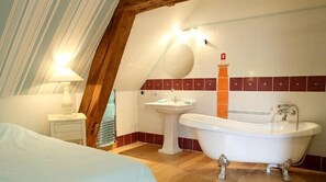 Habitación estándar doble | Baño | Artículos de higiene personal gratuitos, secador de pelo y toallas