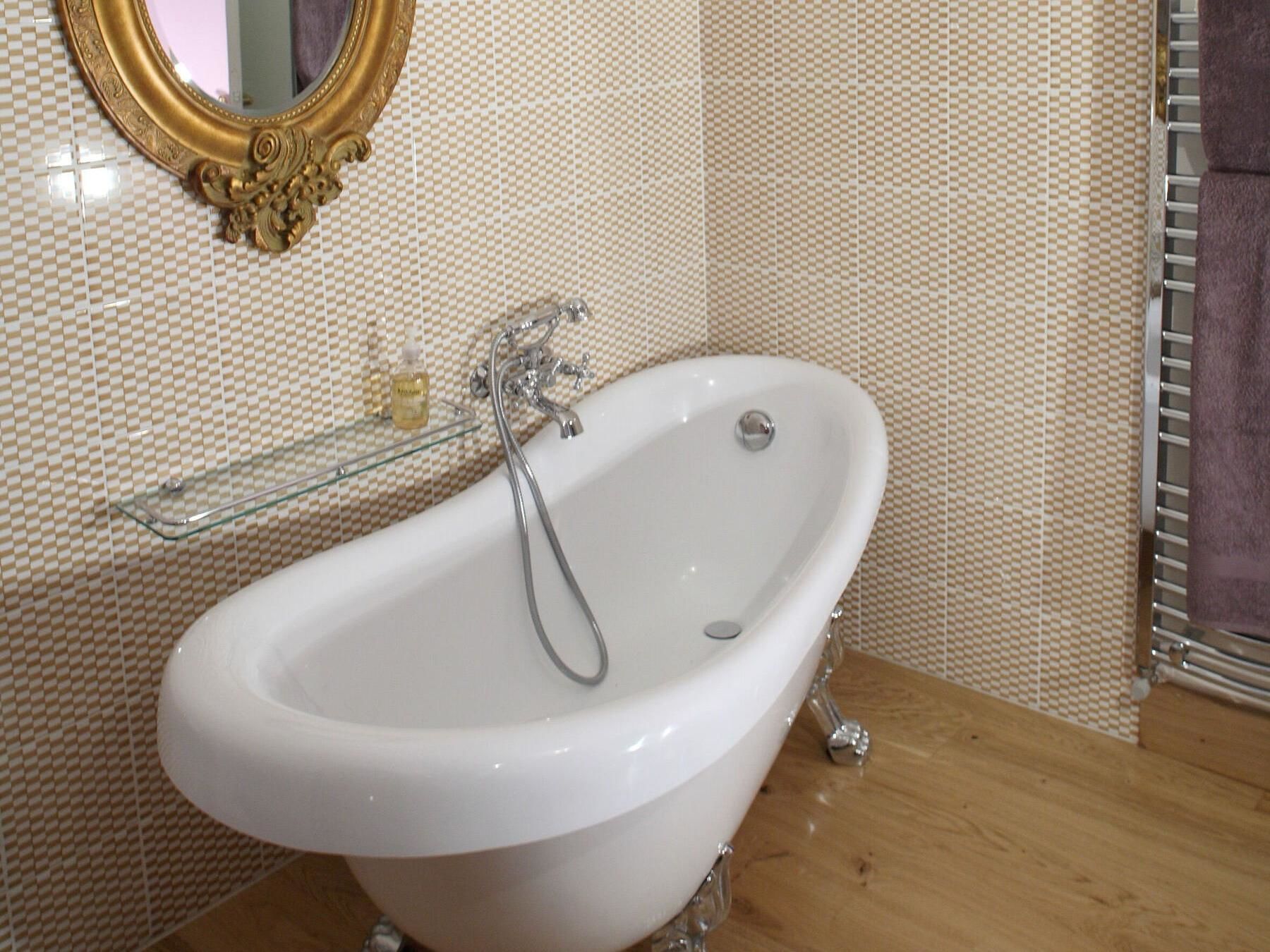 comfort room | deep-soaking bathtub