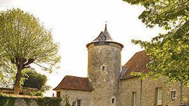 A courtyard with a stone building, a tower, and outdoor seating. - Le Relais Louis XI (Meung-sur-Loire)