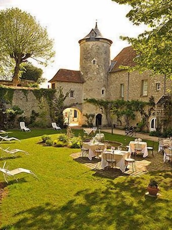 Cour. Le Relais Louis XI