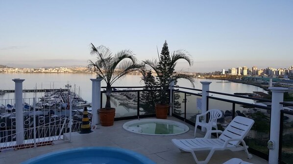 Hồ bơi ngoài trời 