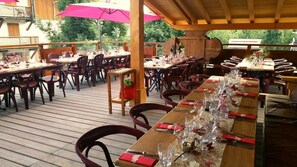 Petit déjeuner et déjeuner servis sur place, restauration en plein air 