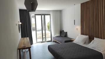 Suite – junior | Safe på rommet, skrivebord og skrivebord for bærbar PC