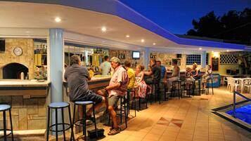 Bar tepi kolam renang