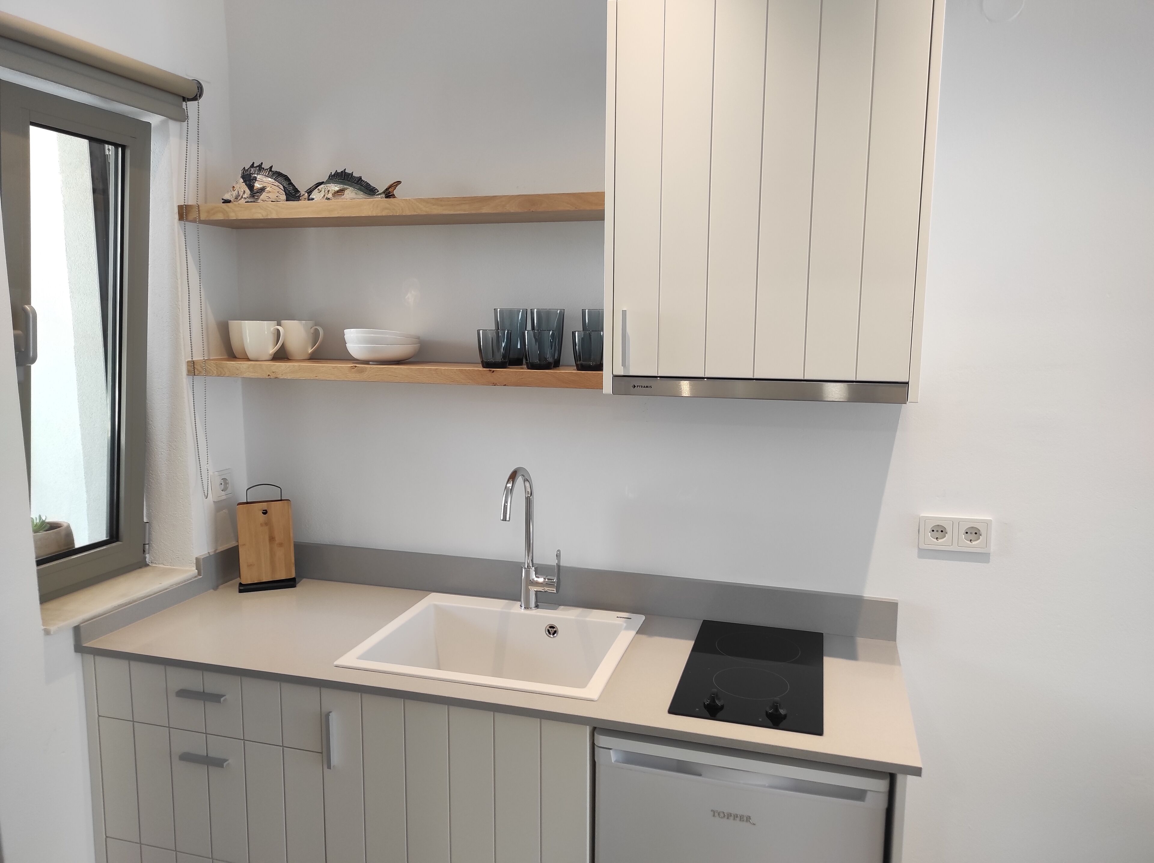 junior suite | private kitchen | full-sized fridge, stovetop, electric kettle, toaster