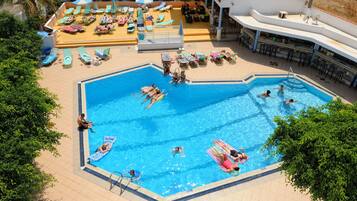 Kolam renang outdoor, dengan payung kolam renang dan kursi berjemur