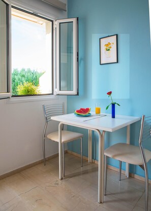Standard-Studio | Eigene Kochnische | Großer Kühlschrank, Herdplatte, Wasserkocher, Toaster
